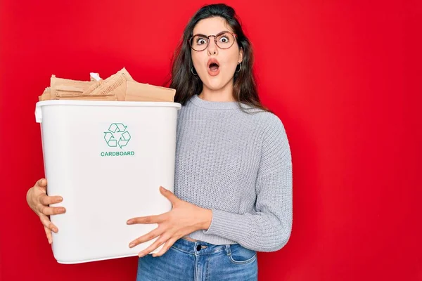 Jovem Bela Mulher Segurando Reciclar Reciclagem Contêiner Papelão Para Ambiente — Fotografia de Stock