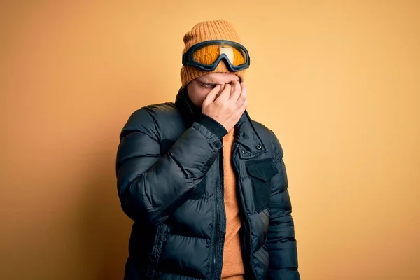 Jeune Bel Homme Caucasien Portant Chapeau Manteau Lunettes Ski Pour — Photo