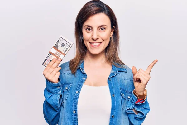 Joven Hermosa Mujer Sosteniendo Dólares Sonriendo Feliz Señalando Con Mano — Foto de Stock