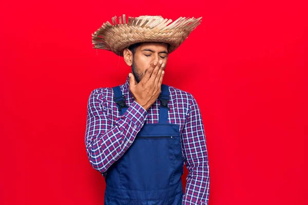 Hombre Latino Joven Con Sombrero Granjero Delantal Aburrido Bostezo Cansado —  Fotos de Stock