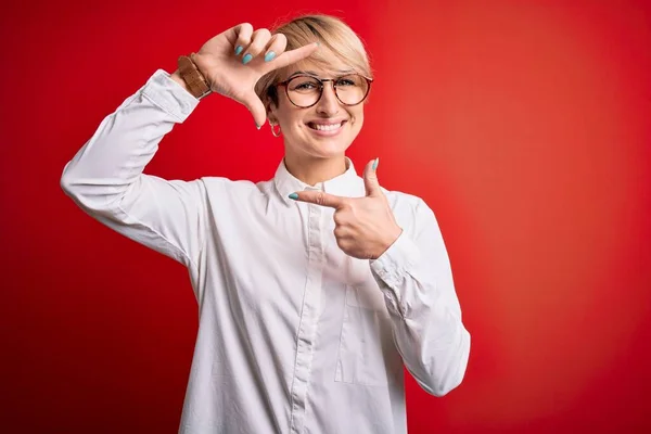Ung Blondine Forretningskvinde Med Kort Hår Iført Briller Rød Baggrund - Stock-foto