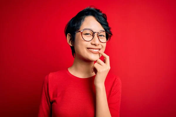 Jovem Bela Menina Asiática Vestindo Casual Shirt Óculos Sobre Isolado — Fotografia de Stock