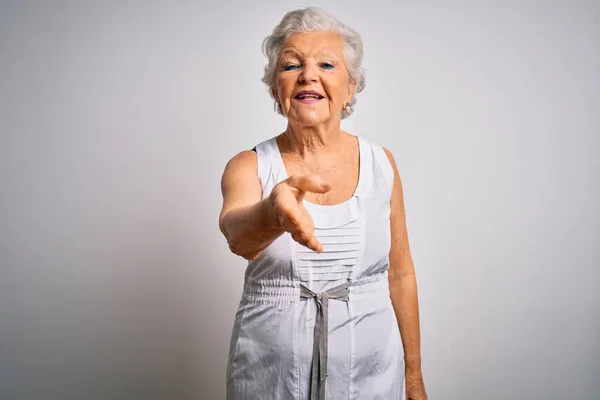 Ältere Schöne Grauhaarige Frau Trägt Legeres Sommerkleid Über Weißem Hintergrund — Stockfoto
