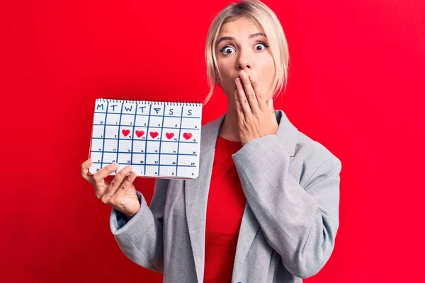 Mooie Blonde Vrouw Controleren Menstruatie Holding Periode Kalender Rode Achtergrond — Stockfoto