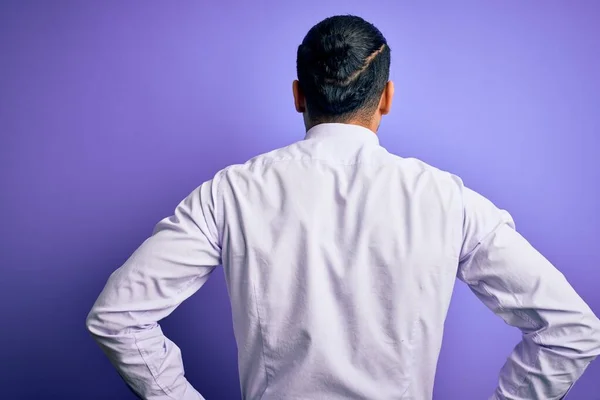 Joven Empresario Brasileño Con Elegante Corbata Pie Sobre Fondo Púrpura —  Fotos de Stock