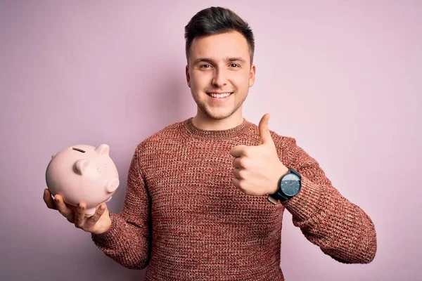 Jovem Bonito Caucasiano Homem Segurando Porquinho Banco Para Poupança Sobre — Fotografia de Stock