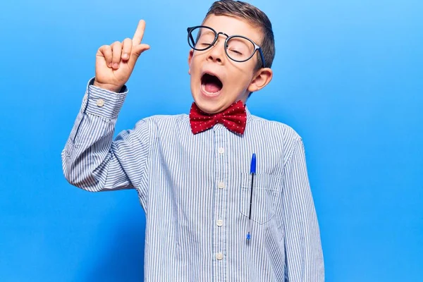 Lindo Niño Rubio Con Corbata Lazo Nerd Gafas Apuntando Con — Foto de Stock