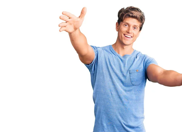 Homem Bonito Jovem Vestindo Roupas Casuais Olhando Para Câmera Sorrindo — Fotografia de Stock