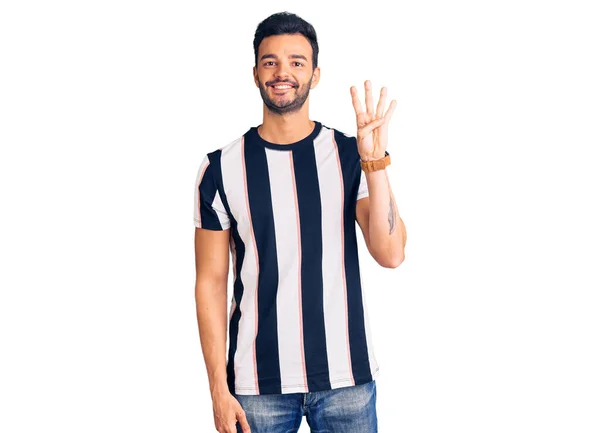 Çizgili Tişört Giyen Genç Yakışıklı Spanyol Adam Dört Numarayı Gösterip — Stok fotoğraf