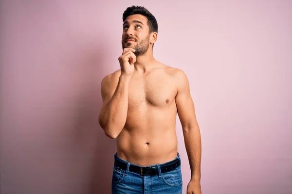 Joven Hombre Fuerte Guapo Con Barba Sin Camisa Pie Sobre — Foto de Stock