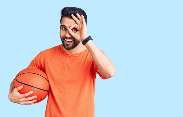 Jovem Homem Bonito Com Barba Hoilding Bola Basquete Sorrindo Feliz — Fotografia de Stock