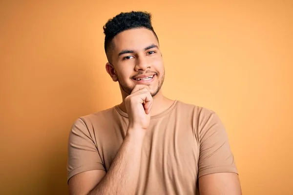 Homem Bonito Jovem Vestindo Shirt Casual Sobre Fundo Amarelo Isolado — Fotografia de Stock