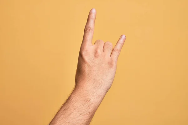 Ruka Kavkazského Mladíka Ukazující Prsty Izolovaném Žlutém Pozadí Gestikulující Symbol — Stock fotografie