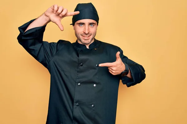 Jeune Homme Beau Cuisinier Aux Yeux Bleus Portant Uniforme Chapeau — Photo