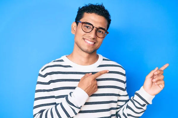 Homem Hispânico Bonito Jovem Vestindo Camisola Casual Óculos Sorrindo Olhando — Fotografia de Stock