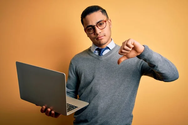 Jovem Empresário Brasileiro Trabalhando Com Laptop Sobre Fundo Amarelo Isolado — Fotografia de Stock