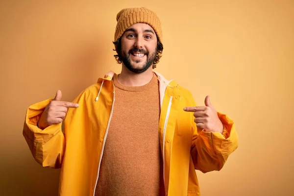 Jeune Homme Beau Avec Barbe Portant Imperméable Pour Les Jours — Photo