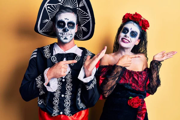 Meksikalı Genç Bir Çift Ölü Kostümünü Giyip Kameraya Hayret Ediyor — Stok fotoğraf