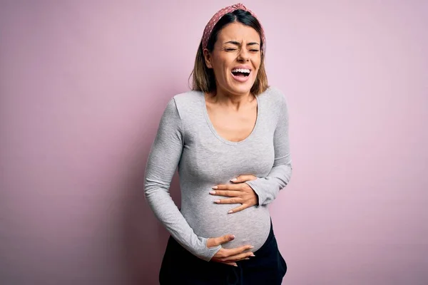 Jonge Mooie Brunette Vrouw Zwanger Verwacht Baby Geïsoleerde Roze Achtergrond — Stockfoto