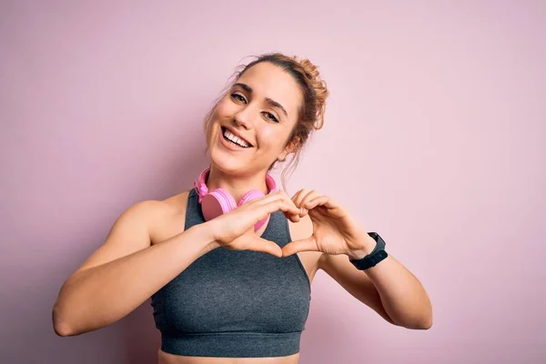 Młoda Piękna Blond Sportowiec Odzieży Sportowej Słuchając Muzyki Pomocą Słuchawek — Zdjęcie stockowe