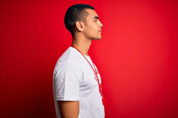 Νεαρός Όμορφος Αφρικάνος Αμερικανός Ναυαγοσώστης Shirt Κόκκινο Σταυρό Και Σφύριγμα — Φωτογραφία Αρχείου