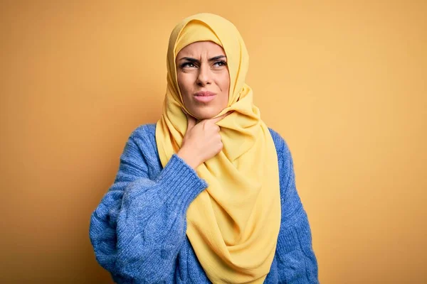 Jovem Bela Morena Muçulmana Mulher Vestindo Árabe Hijab Sobre Fundo — Fotografia de Stock