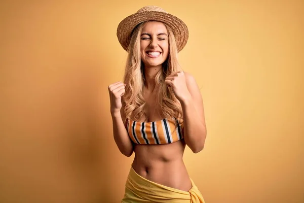 Ung Vacker Blond Kvinna Semester Bär Bikini Och Hatt Över — Stockfoto