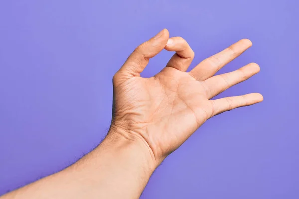 Mão Homem Jovem Caucasiano Mostrando Dedos Sobre Fundo Roxo Isolado — Fotografia de Stock