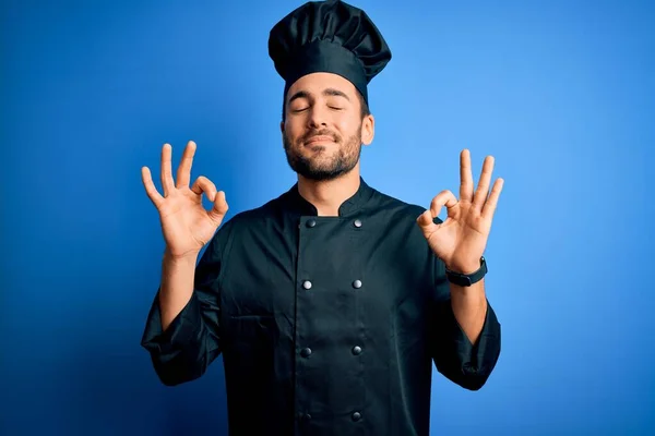 Joven Guapo Chef Hombre Con Barba Con Uniforme Cocina Sombrero —  Fotos de Stock