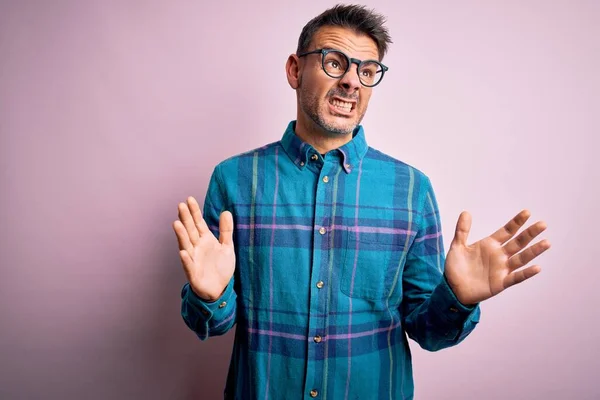 Giovane Bell Uomo Indossa Camicia Casual Occhiali Piedi Sopra Isolato — Foto Stock