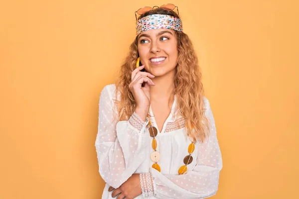 Giovane Bella Donna Hippie Bionda Con Gli Occhi Azzurri Che — Foto Stock