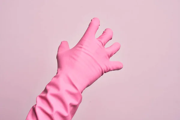 带着清洁手套的高加索年轻人的手 用手指 暴力和挫败感抓住那咄咄逼人的粉色背景 — 图库照片