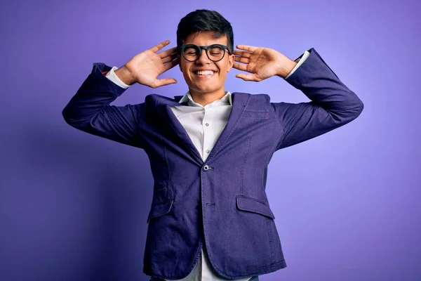 Joven Hombre Negocios Guapo Con Chaqueta Gafas Sobre Fondo Púrpura —  Fotos de Stock