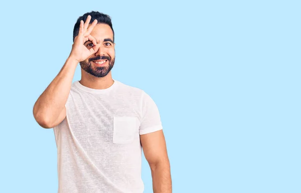 Junger Hispanischer Mann Lässiger Kleidung Tut Geste Mit Lächelnden Händen — Stockfoto