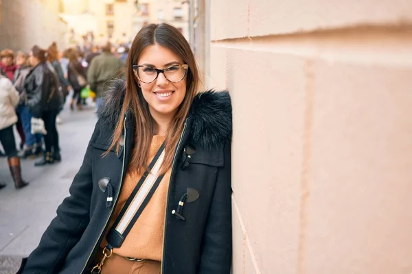 Junge Schöne Brünette Frau Mit Brille Die Glücklich Und Selbstbewusst — Stockfoto