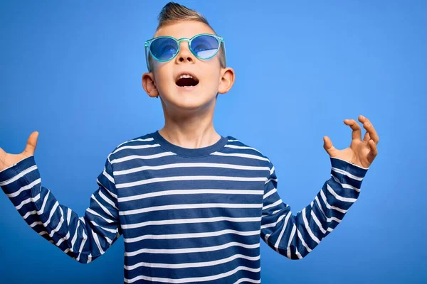 Mavi Gözlüklü Küçük Beyaz Çocuk Mavi Arka Planda Güneş Gözlüğü — Stok fotoğraf