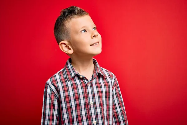 Joven Niño Caucásico Con Ojos Azules Pie Con Camisa Elegante — Foto de Stock