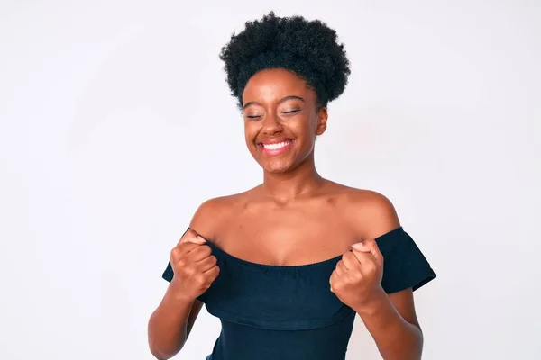 Junge Afrikanisch Amerikanische Frau Lässiger Kleidung Aufgeregt Für Den Erfolg — Stockfoto
