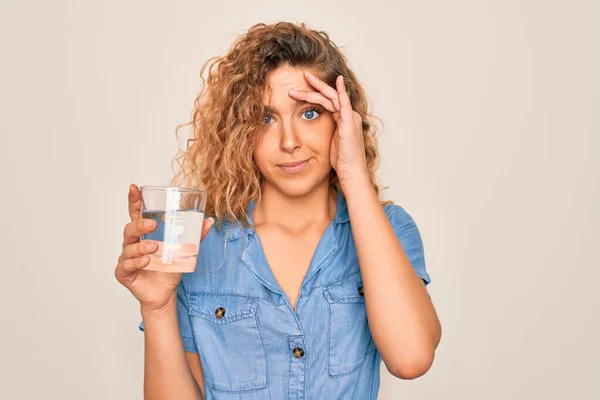 Ung Vacker Blond Kvinna Med Blå Ögon Dricka Glas Vatten — Stockfoto