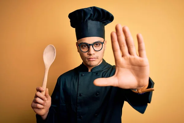 Giovane Cuoco Brasiliano Indossa Uniforme Fornello Cappello Tenendo Cucchiaio Legno — Foto Stock