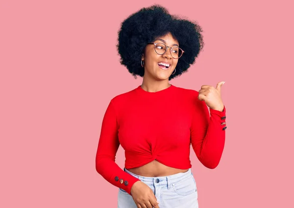 Fiatal Afro Amerikai Lány Alkalmi Ruhát Szemüveget Visel Mosolyogva Boldog — Stock Fotó