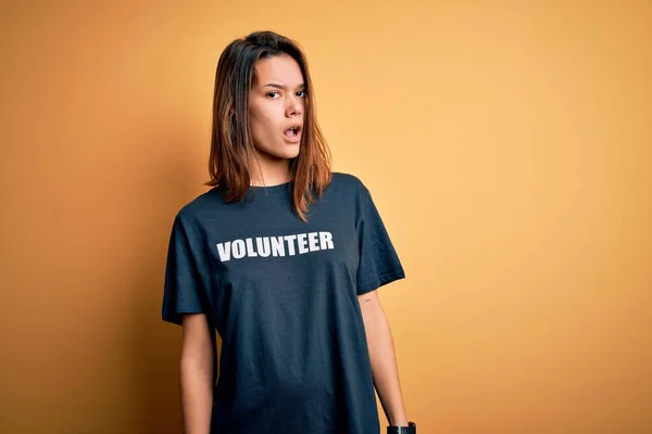 Junge Schöne Brünette Die Freiwilligenarbeit Leistet Trägt Ein Shirt Mit — Stockfoto