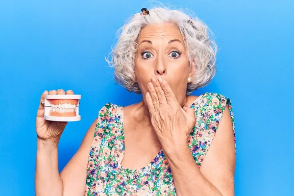 Donna Anziana Dai Capelli Grigi Che Tiene Dentiera Che Copre — Foto Stock