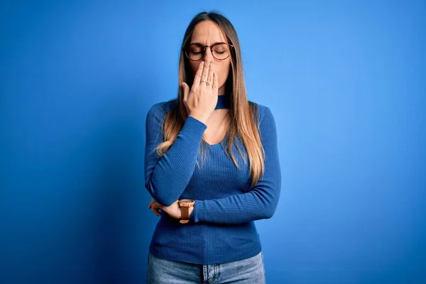 Jonge Mooie Blonde Vrouw Met Blauwe Ogen Met Een Bril — Stockfoto