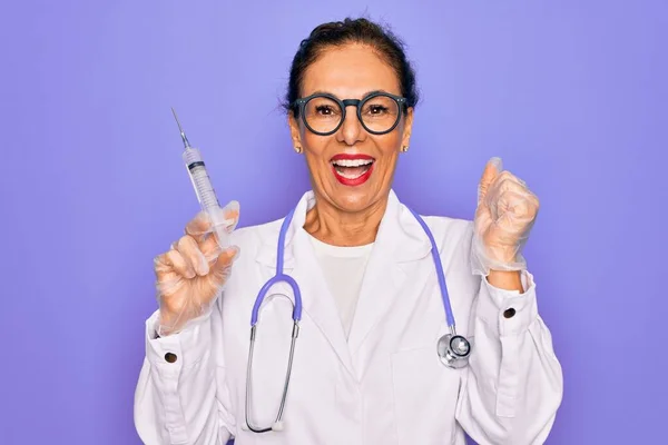 Středního Věku Senior Profesionální Lékař Žena Drží Stříkačku Lékařskou Vakcínou — Stock fotografie