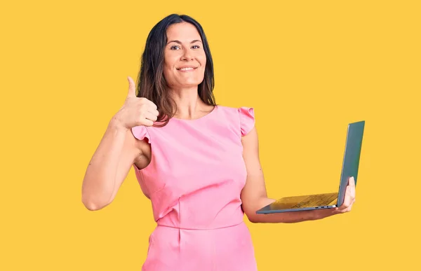 Jong Mooi Brunette Vrouw Werken Met Behulp Van Laptop Glimlachen — Stockfoto