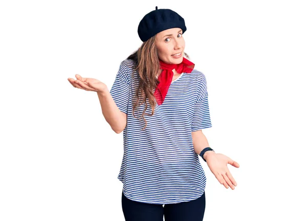 Νεαρή Όμορφη Ξανθιά Γυναίκα Φορώντας Γαλλικό Μπερέ Και Ριγέ Shirt — Φωτογραφία Αρχείου