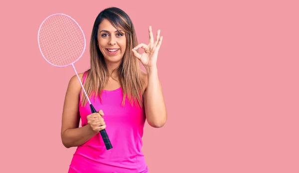 Jonge Mooie Vrouw Met Badminton Racket Doet Teken Met Vingers — Stockfoto