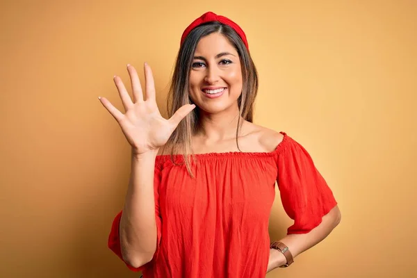 Jonge Mooie Vrouw Kleurrijke Zomer Stijl Geel Geïsoleerde Achtergrond Tonen — Stockfoto