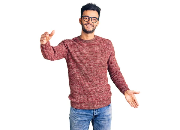 Homem Hispânico Bonito Jovem Vestindo Camisola Inverno Óculos Olhando Para — Fotografia de Stock